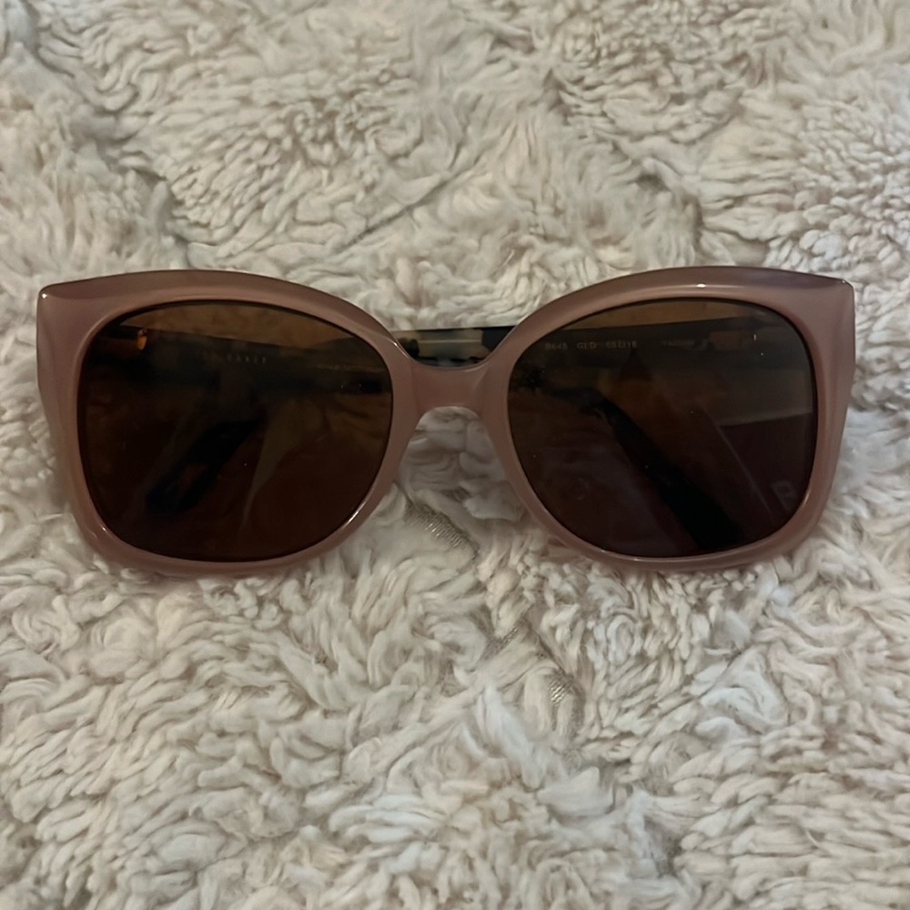 Stylish Pink Women’s Sunglasses - Classic Square Frame